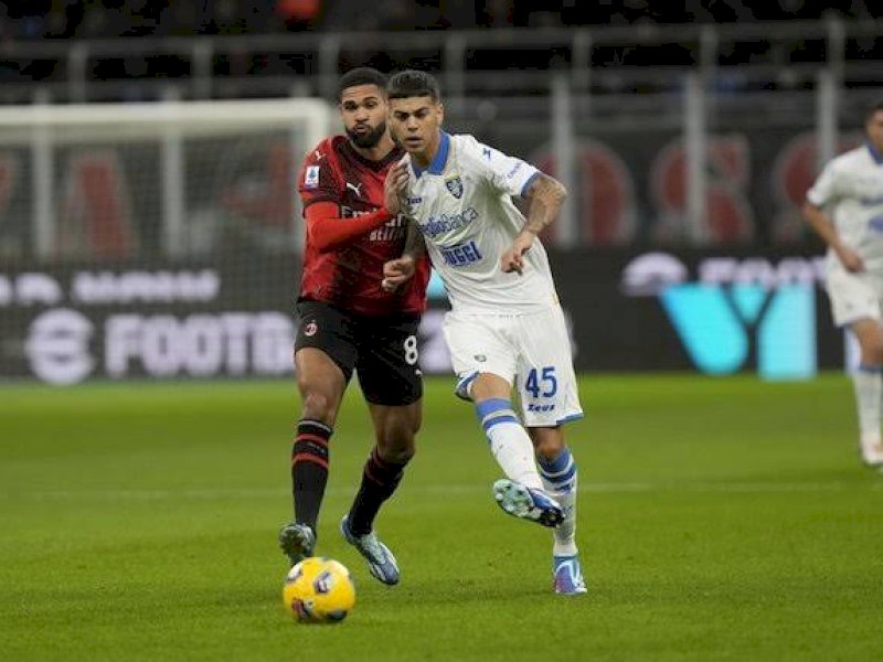 Pemain AC Milan dan Frosinone berjibaku berebut bola. (int)