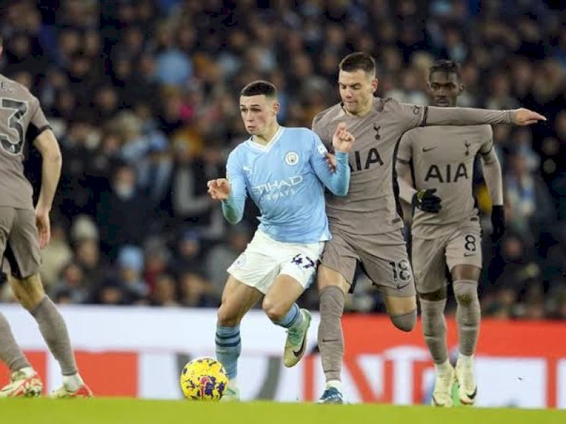 Pemain Manchester City dan Tottenham berjibaku berebut bola. (int) 