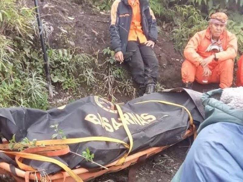 Proses evakuasi para pendaki yang tewas di Gunung Marapi. (int) 