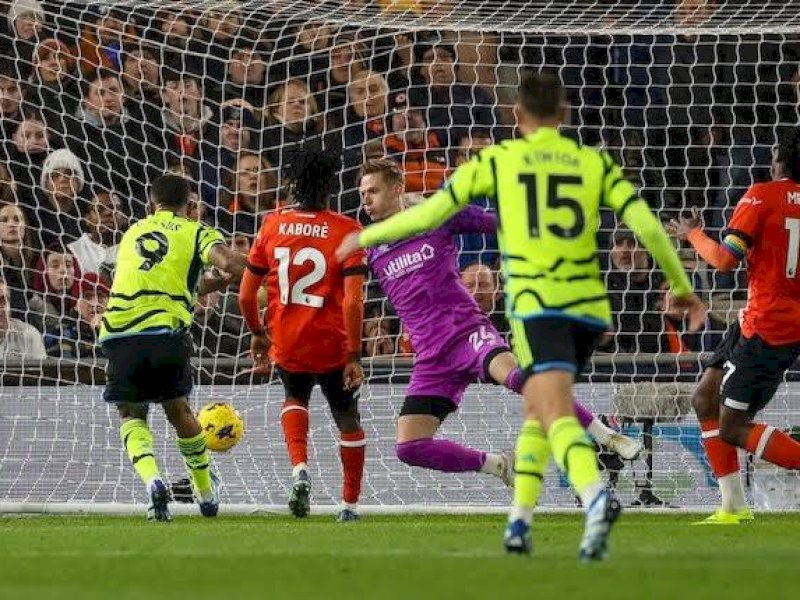 Arsenal menjebol gawang Luton. (int) 