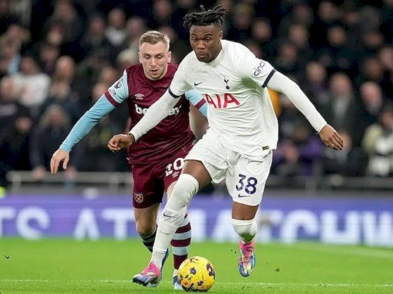 Pemain Tottenham dan West Ham berduel berebut bola. (int) 