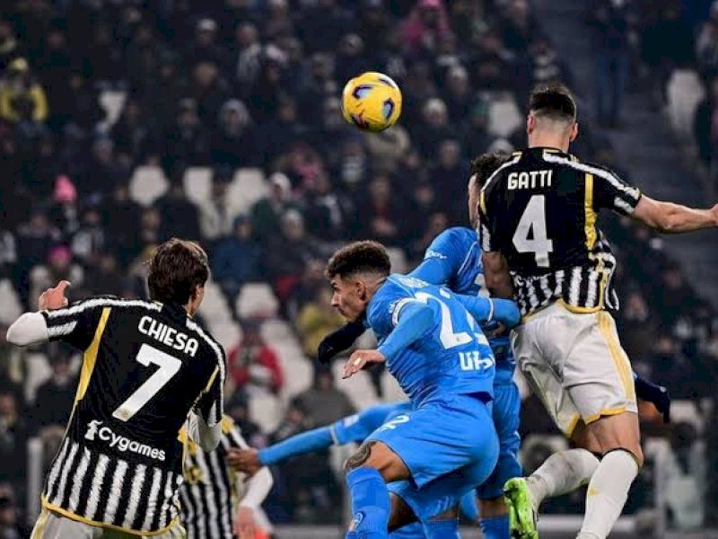 Pemain Juventus berebut bola udara dengan pemain Napoli. (int) 