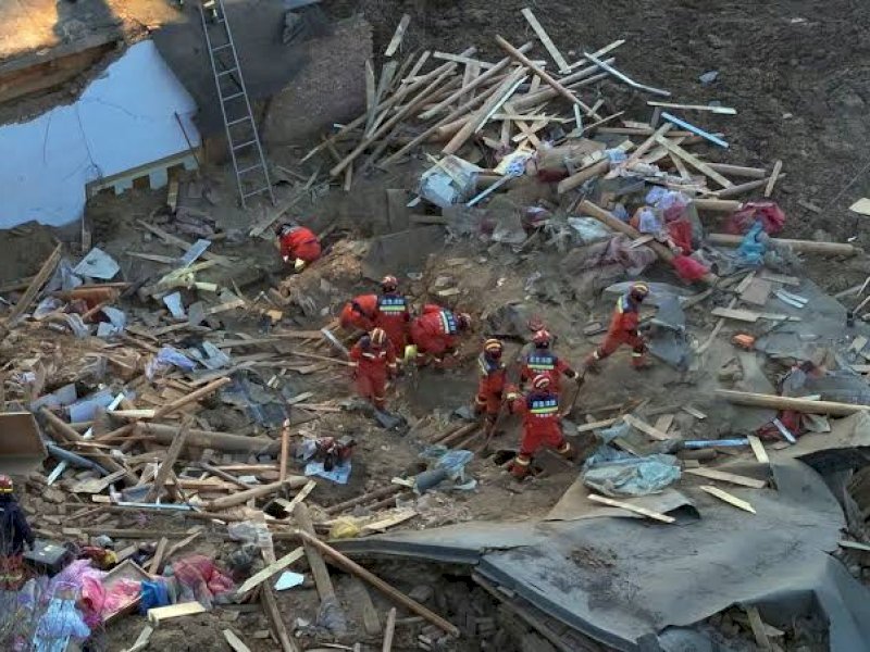 Regu penyelamat terus melakukan pencarian korban gempa. (int) 