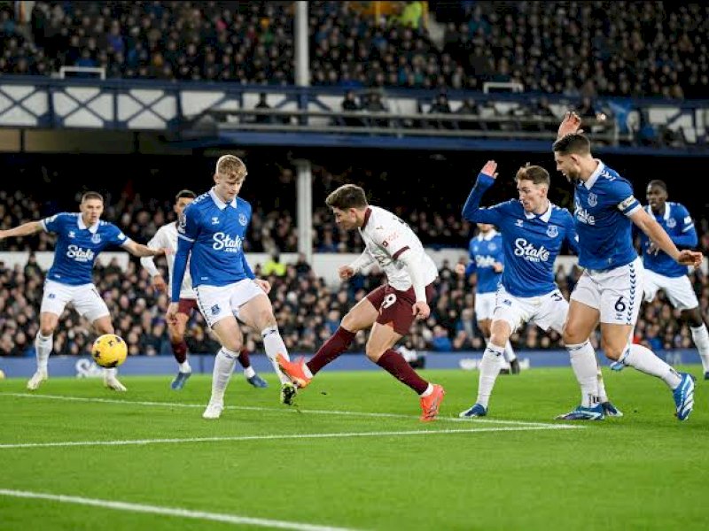 Laju pemain Manchester City diadang pemain Everton. (int) 