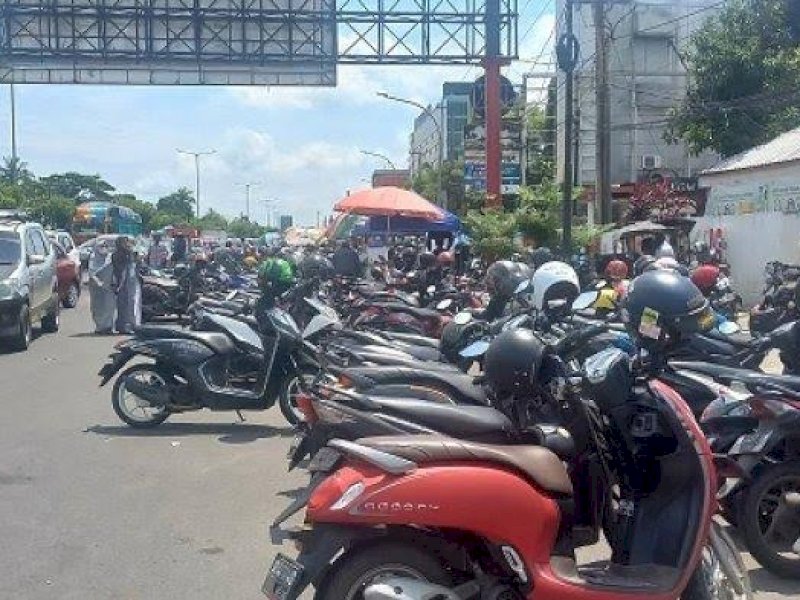 Maraknya jukir jukir liar di Makassar meresahkan warga. 