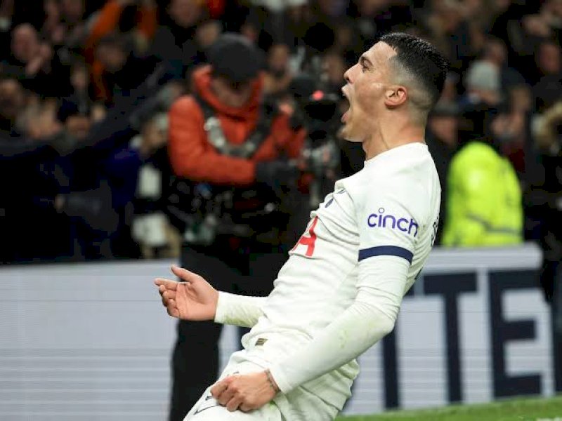 Pemain Tottenham melaukan selebrasi usai menjebol gawang Burnley. (int) 