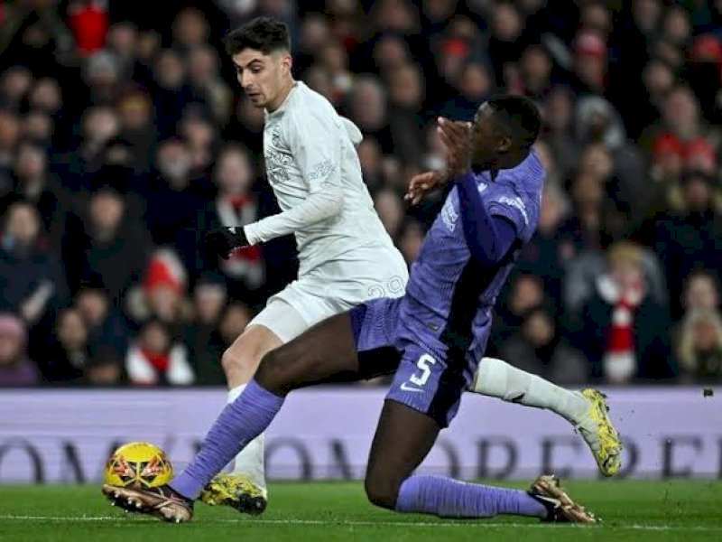 Pemain Liverpool berjibaku dengan pemain Arsenal. (int) 