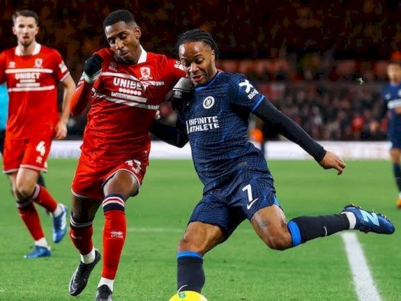 Pemain Chelsea berebut bola dengan Middlesbrough. (int) 