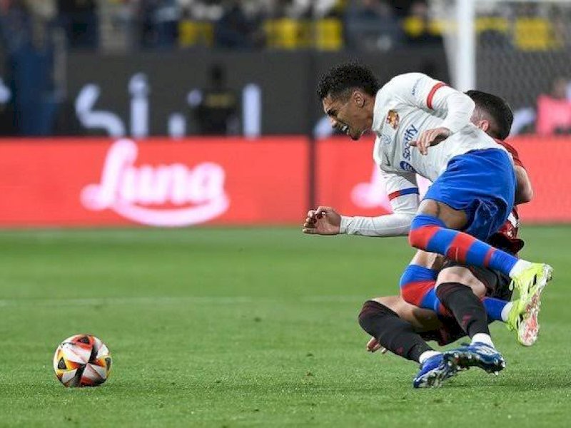 Pemain Barcelona dan Osasuna  berjibaku berebut bola. (int) 