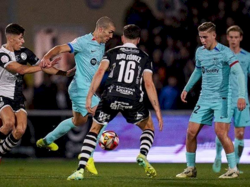 Pemain Barcelona diadang pemain Unionistan. (int) 