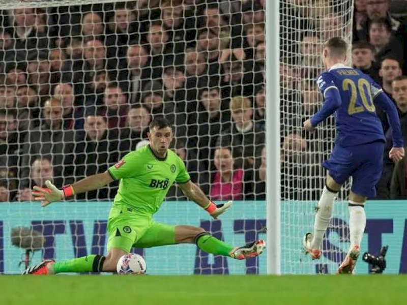 Pemain Chelsea melepas tembakan ke arah gawang Aston Villa. (int) 