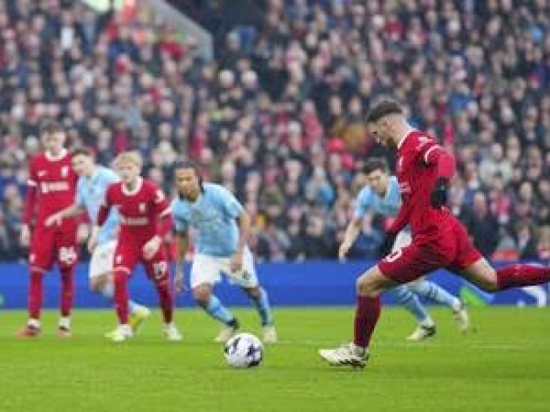 Pemain Liverpool melepas tembakan ke gawang Manc City. (int) 