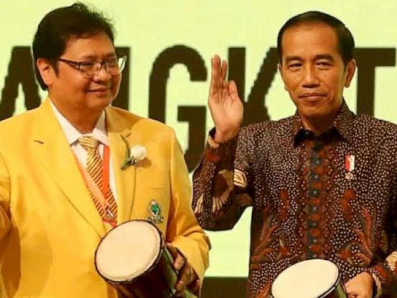 Presiden Jokowi bersama Airlangga Hartarto. (int) 