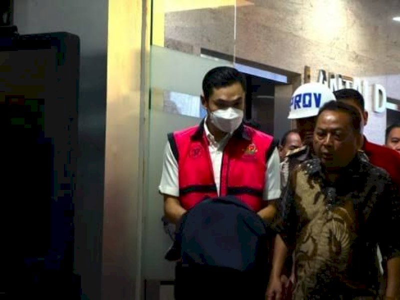 Suami aktris Sandra Dewi, Harvey Moeis memakai rompi tahanan Kejagung. (int) 