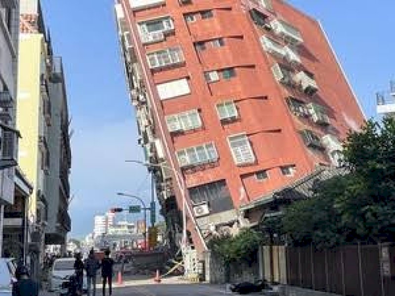 Bangunan yang ambruk akibat gempa Taiwan. (int) 