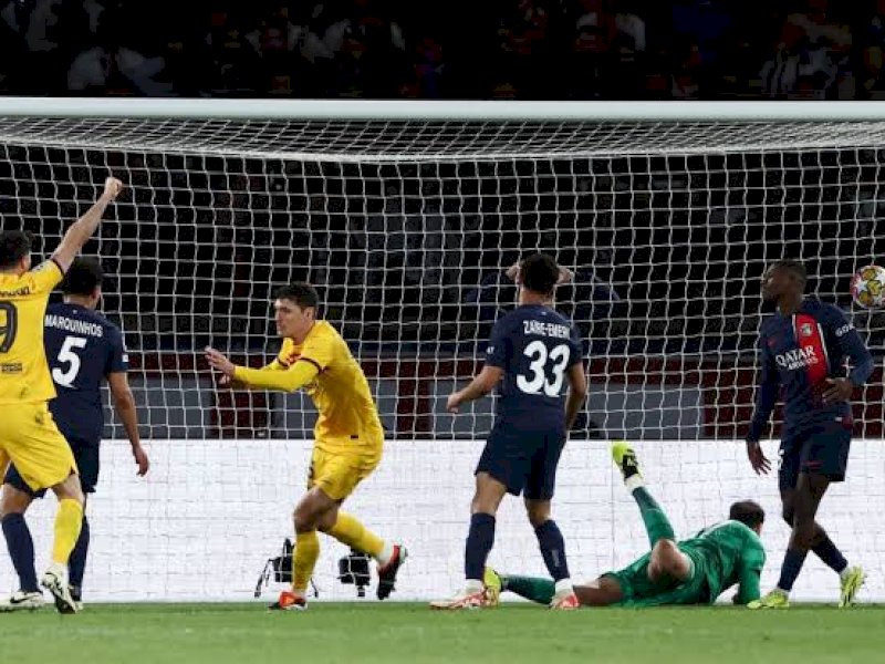 Pemain Barcelona menjebol gawang PSG. (int) 