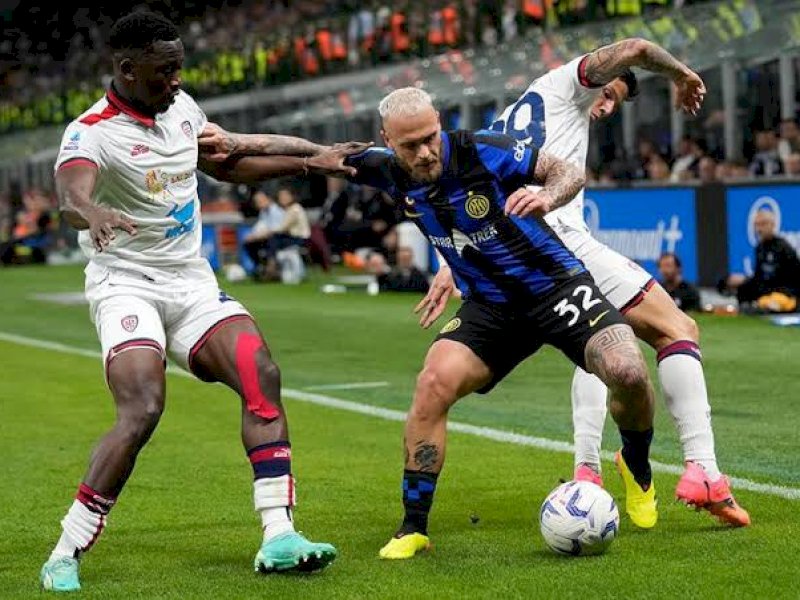Pemain Cagliari mencoba menghentikan pemain Inter Milan. (int) 