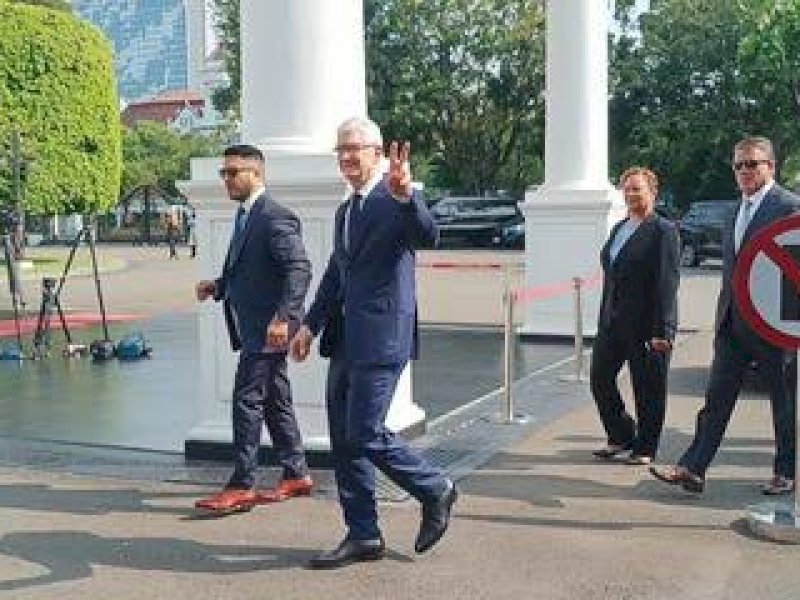 CEO Apple Tim Cook saat hendak bertemu Presiden Joko Widodo (Jokowi) di Istana, Jakarta.