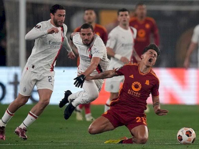 Pemain AC Milan menjegal pemain AS Roma. (int) 