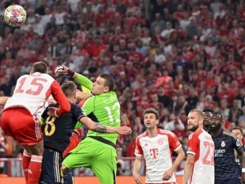 Pemain Bayern Munich dan Madrid berebut bola udara. (int) 