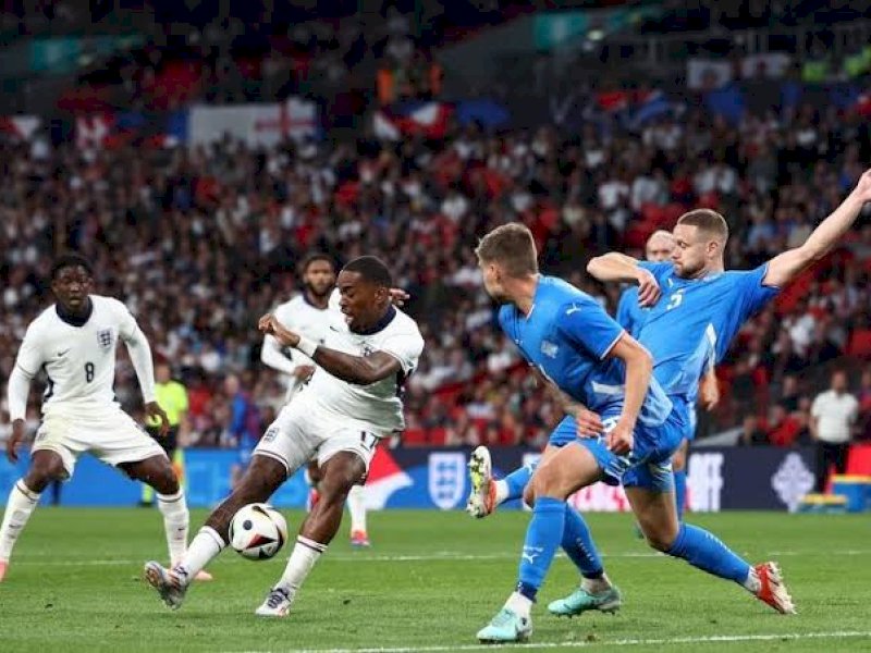 Pemain Islandia menghalau laju pemain Inggris. (int) 