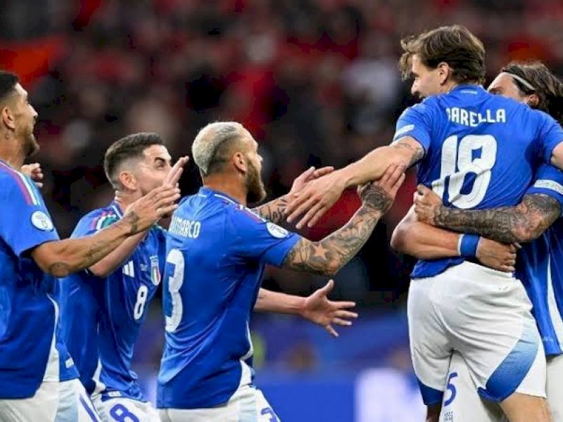 Pemain Italia merayakan gol ke gawang Albania. (int) 