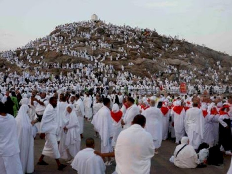 Jemaah saat wukuf di Padang Arafah. (int) 