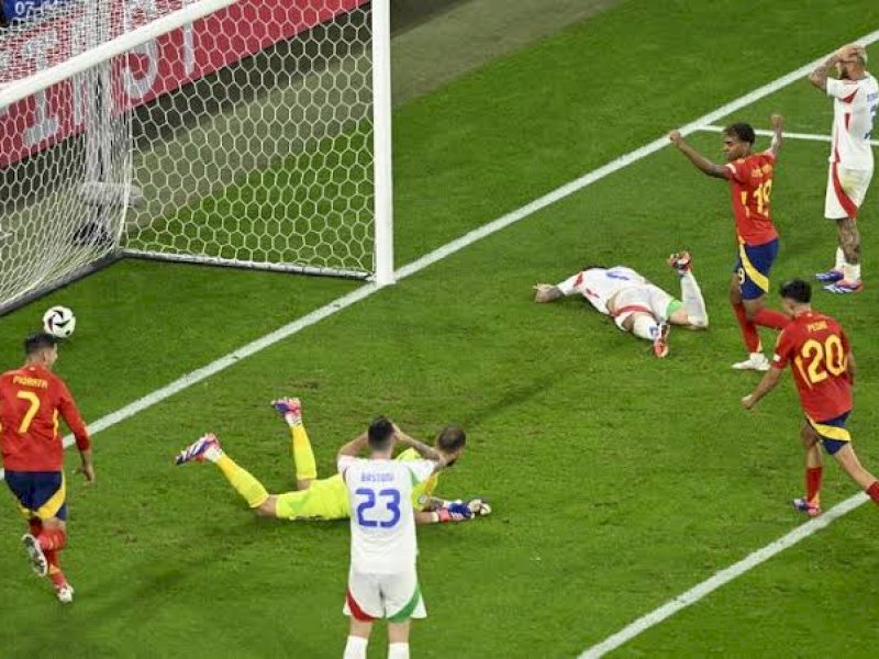 Pemain Italia melakukan  gol bunuh diri. (int) 
