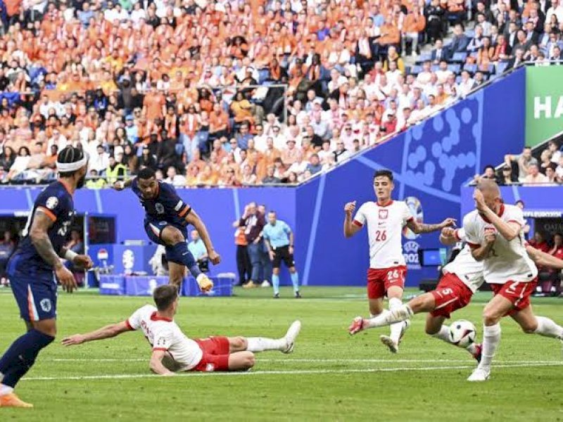 Pemain Belanda melepas tembakan ke gawang Polandia. (int) 