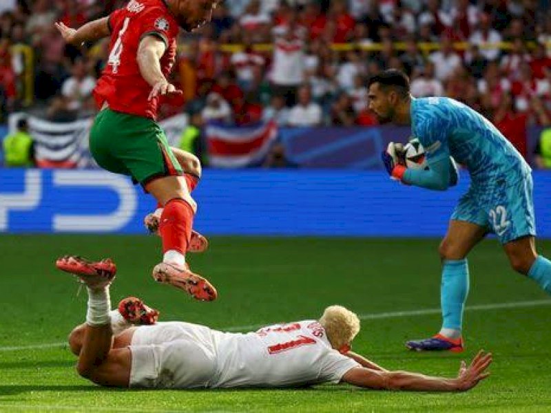Pemain Turki berjibaku menyelematkan gawangnya dari serangan Portugal. (int) 
