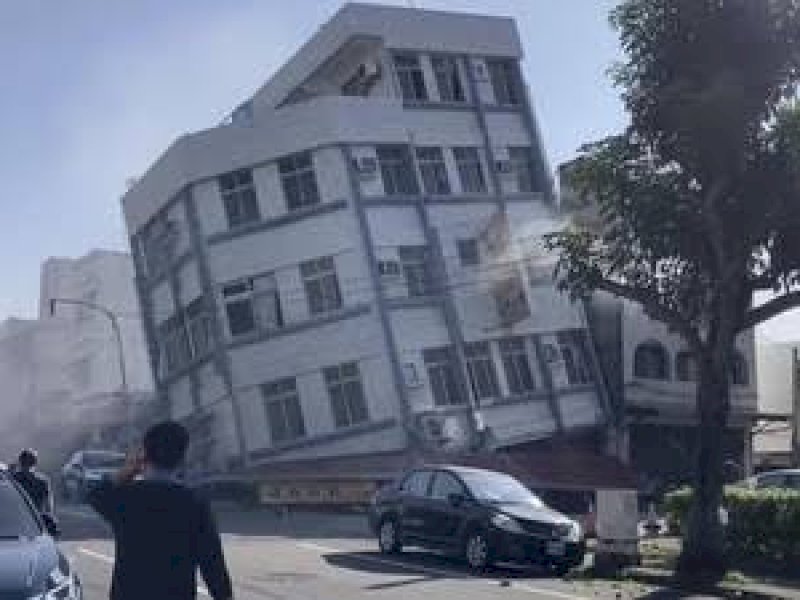 Gedung yang roboh akibat gempa. (int) 