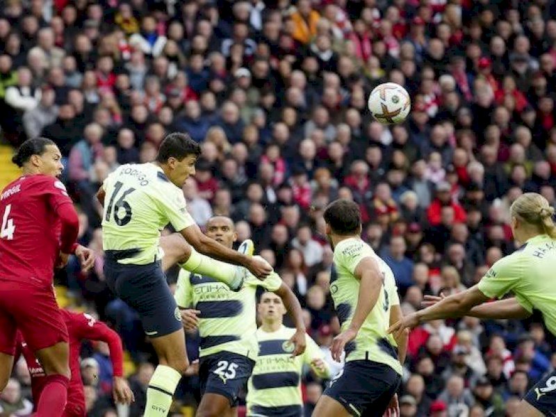 Pemain Man City berebut bola udara dengan pemain Liverpool. Liverpool memang 1-0. (int)