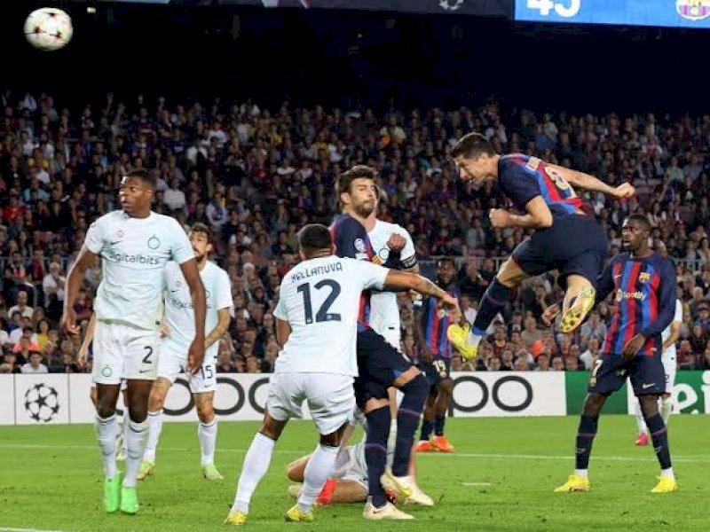 Lewandowski menanduk bola di depan gawang Inter Milan dalam laga dini hari tadi. Skor tuntas 3-3.