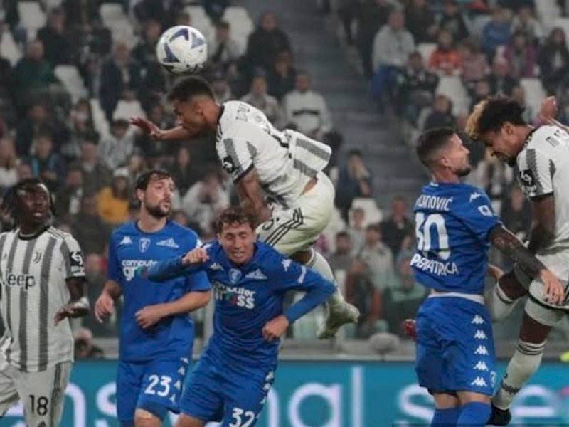 Pemain Juventus dan Empoli berebut bola udara dalam laga dini hari tadi.