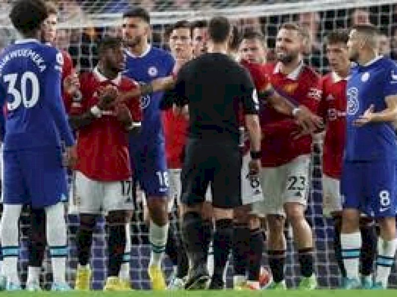 Pemain Chelsea dan MU bersitegang di akhir laga. (Int)