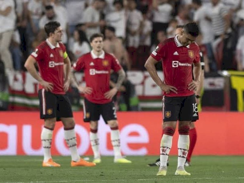 Pemain MU tertunduk usai ditaklukkan Sevilla. (int)