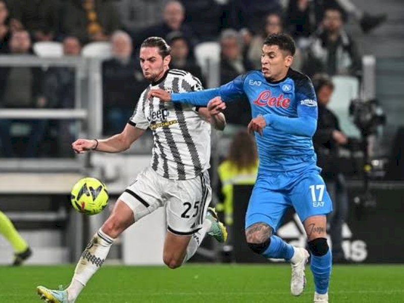 Pemain Juventus dan Napoli berjibaku berebut bola. (int)