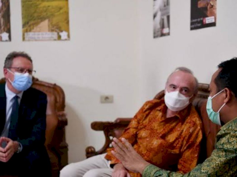 Gubernur Sulawesi Selatan Andi Sudirman Sulaiman saat berdiskusi dengan Duta Besar Prancis untuk Indonesia Oliver Chambard. 