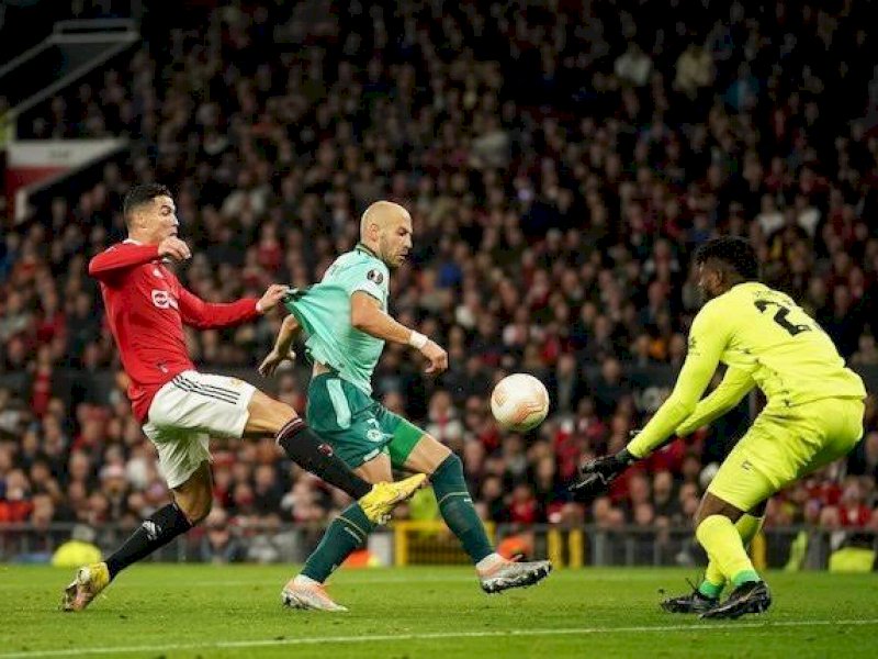 Pemain Omonia mengadang pergerakan Ronaldo dalam laga dini hari tadi. (Int)