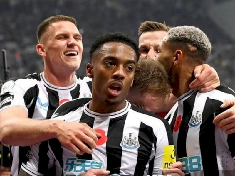 Pemain Newcastle United merayakan gol usai membobol gawang Chelsea. (int)