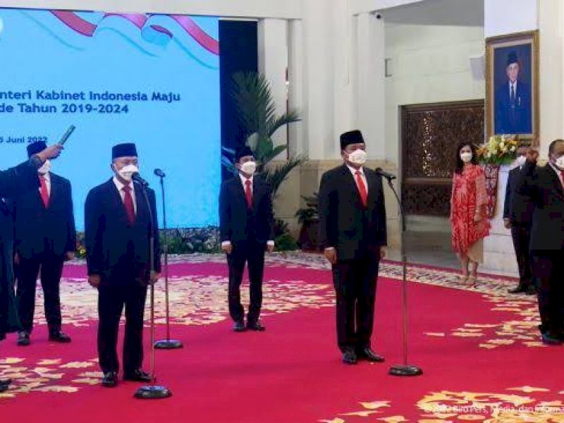 Presiden Joko Widodo melantik Ketua Umum PAN Zulkifli Hasan menjadi Menteri Pedagangan dan mantan Panglima TNI Marsekal Hadi Tjahjanto menjadi Menteri Agraria dan Tata Ruang/Badan Pertanahan Nasional (ATR/BPN).