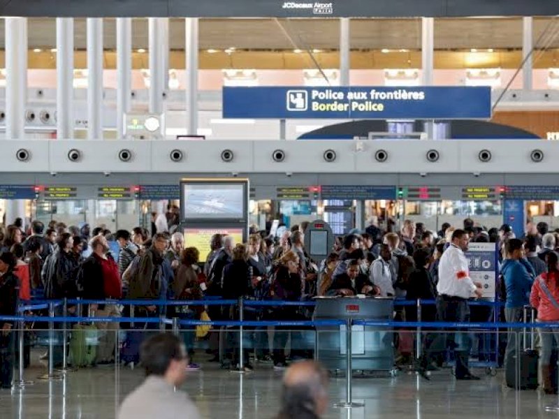 Suasana mogok massal pegawai bandara di Prancis. (int) 