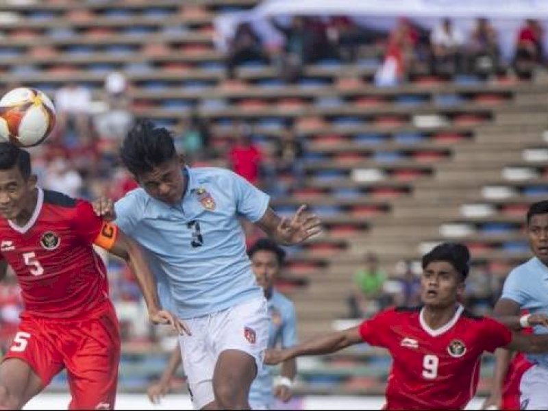 Pemain Indonesia dan Vietnam berebut bola udara. (int)