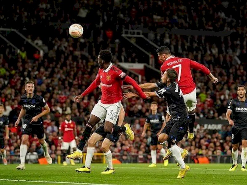 Pemain Manchester United berebut bola udara dengan pemain Real Sociedad.