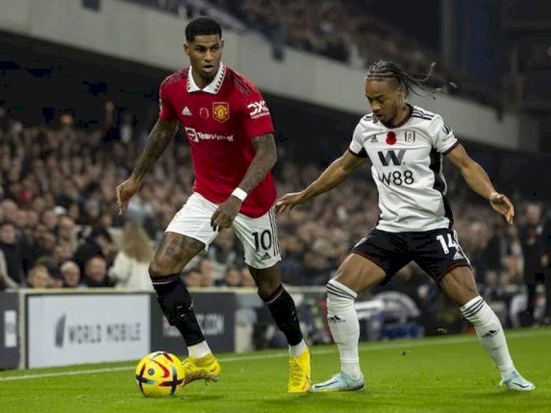 Pemain MU dibayangi pemain Fulham dalam laga dini hari tadi. (int)