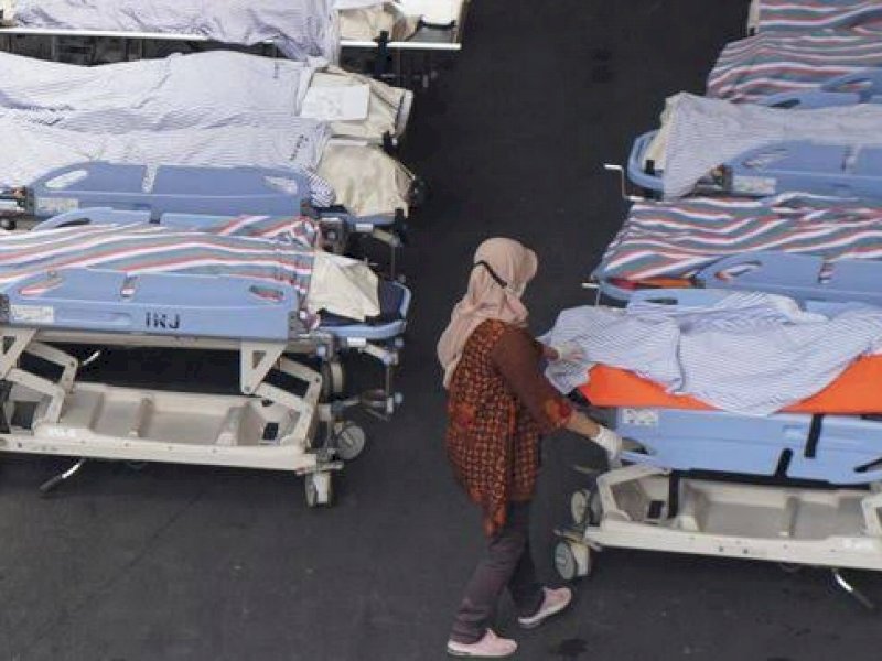 Korban tragedi Kanjuruhan saat dievakuasi petugas. (int)