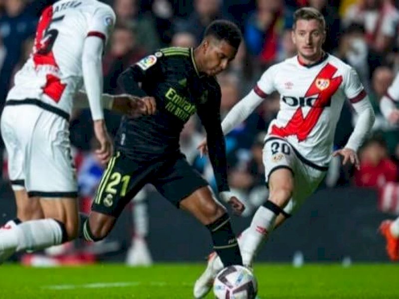 Pemain Rayo mengadang pemain Madrid dalam laga dini hari tadi. (int)