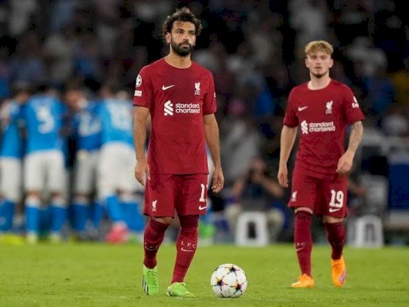 Pemain Liverpool tertunduk usai dibantai Napoli. (int) 