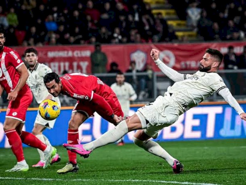 Pemain AC Milan dan Monza berjibaku berebut bola. (int) 