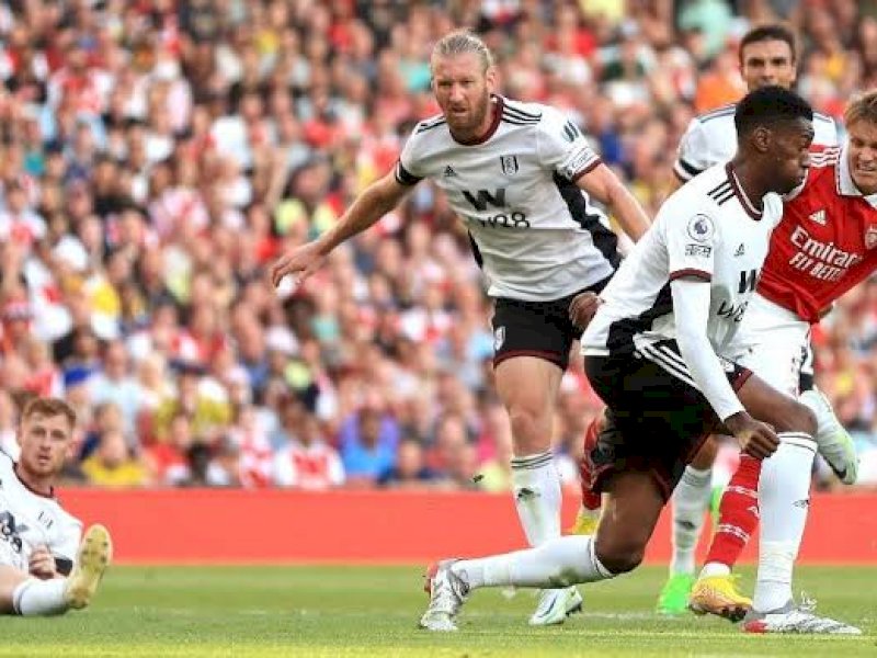 Arsenal melanjutkan laju positifnya dengan menumbangkan Fulham 2-1.